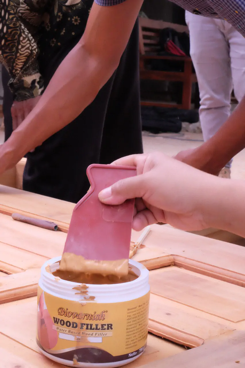 Haruskah Furniture Menggunakan Filler Kayu Pada Tahap Finishing?