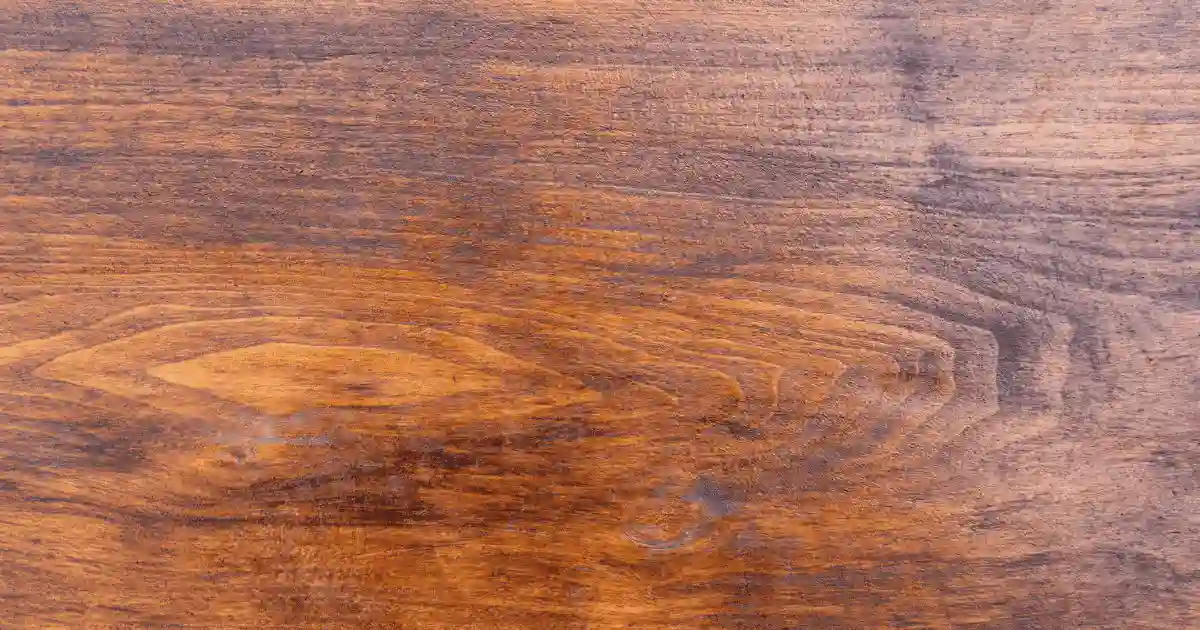 kayu terlihat kotor akibat taninnya keluar